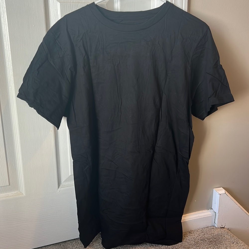 Men’s solid black tee